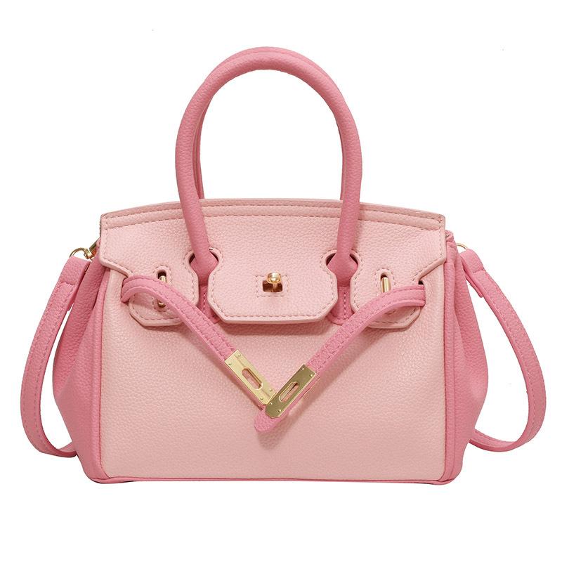 Hochwertige tragbare kleine quadratische Tasche in Kontrastfarbe aus Platin für den Sommer. Vielseitige Umhängetasche für Pendler