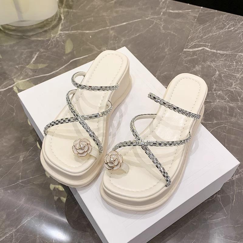 Sandalen Hausschuhe Damen 2025 Sommer neu Außen tragen Kneifüße Fett breiter Satz Zehen Französisch Römisch Strand dicker Boden Keilsandalen