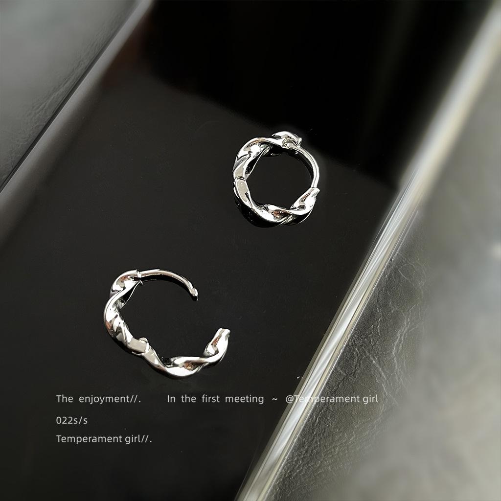 

Personal Frigid Wind Smooth Plain Ring Twist Ear Buckle Commuter Versatile Mobius Ring Earrings