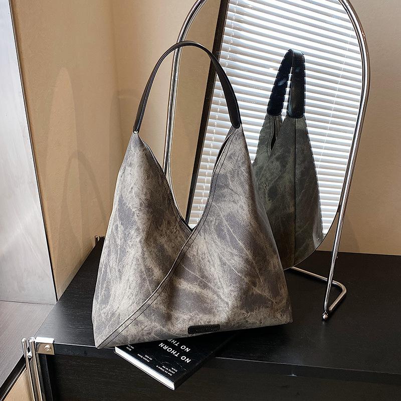 Large capacity women's new fashionable versatile shoulder bag, high-end retro commuter bag