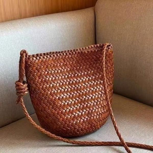 Niche woven bucket bag women's new versatile commuter leather large-capacity bag shoulder messenger bag