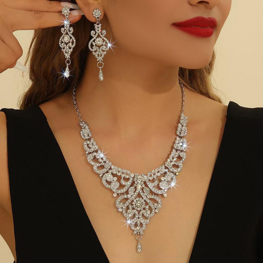 Court Cut-out Jewelry Set with Gold Inlaid with White Rhinestones