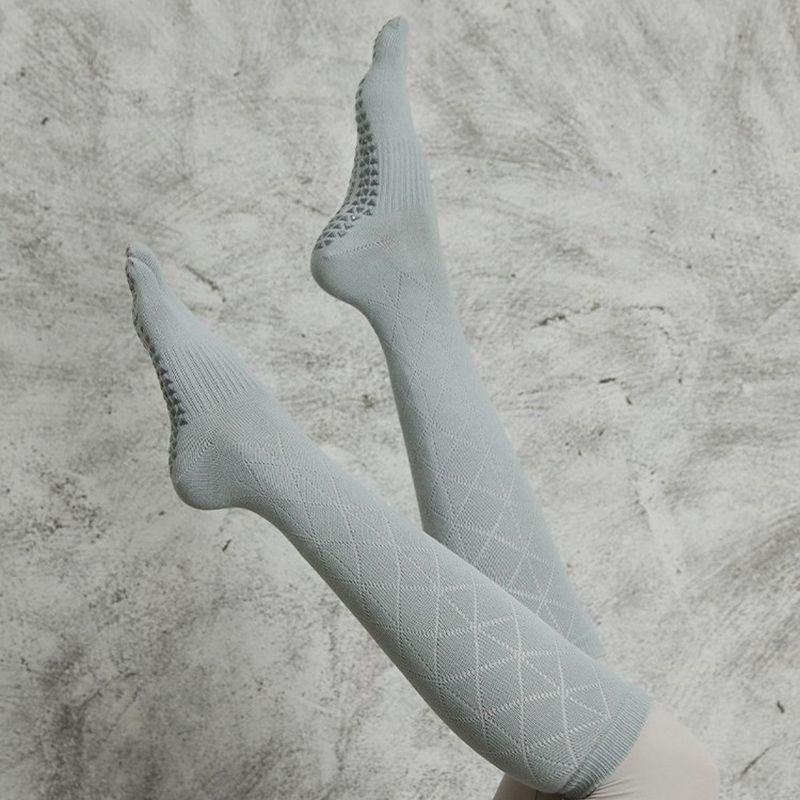 

Long Tube Yoga Socks Quick-Drying Light Pressure Pilates Training Socks Fitness Five Finger Long Socks Non Slip Indoor Dance Exercise Socks Light gray