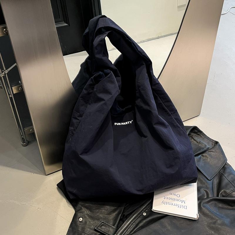 Korean version of fashion tote bag 2025 new casual large-capacity shoulder bag retro girl foreign style nylon shopping bag