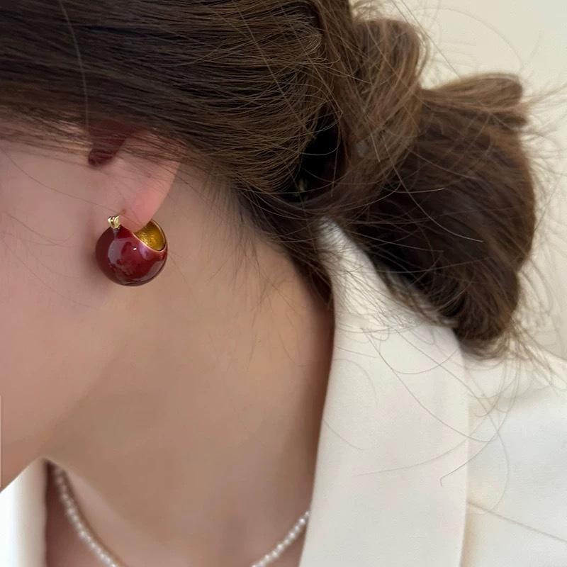 

Winter caramel oil drop ear buckle women s French retro Hong Kong style earrings round fashion versatile explosion high-end earrings