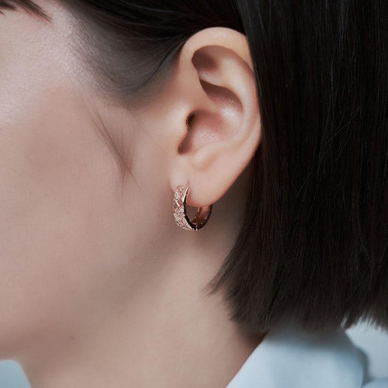 GEIGER Jewelry 18K Twisted Cubic Point One-Touch Earrings (Gold Pin) GI8KPEE057