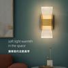 Nová elegantní a teplá moderní nástěnná lampa z akrylového hliníku v severském stylu - módní jednoduchá luxusní noční lampa s leskem, perfektní