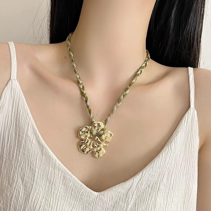 

Personality Retro Metal Irregular Hollowed-out Five-leaf Flower Pendant Colored Rope Necklace for Women Beach Vacation Jewelry золотий