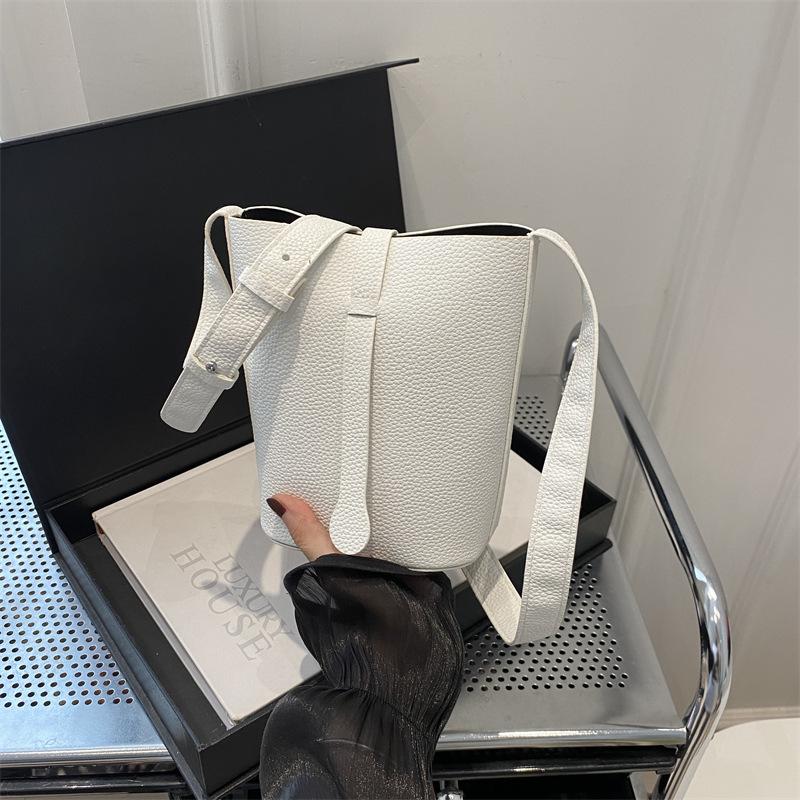 

Сумка для мобильного телефона женская сумка-мессенджер маленькая сумка 2025 новая универсальная для прогулок легкая мягкая кожа вертикальная мини на плечо маленькая сумка-саквояж белый