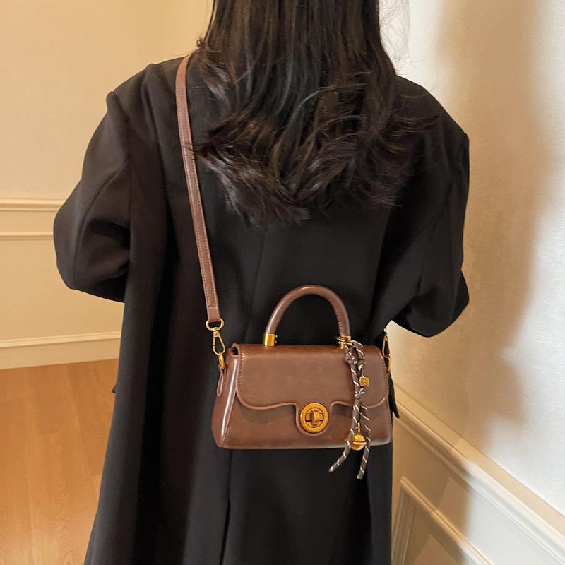 High-end fashion handbag women's 2025 new autumn and winter retro casual small square bag niche design shoulder bag