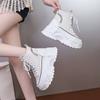 Scarpe da papà primaverili e autunnali Edizione coreana Scarpe semplici da donna con suola spessa che aumentano l'altezza Casual Internet Red High Top Scarpe sportive