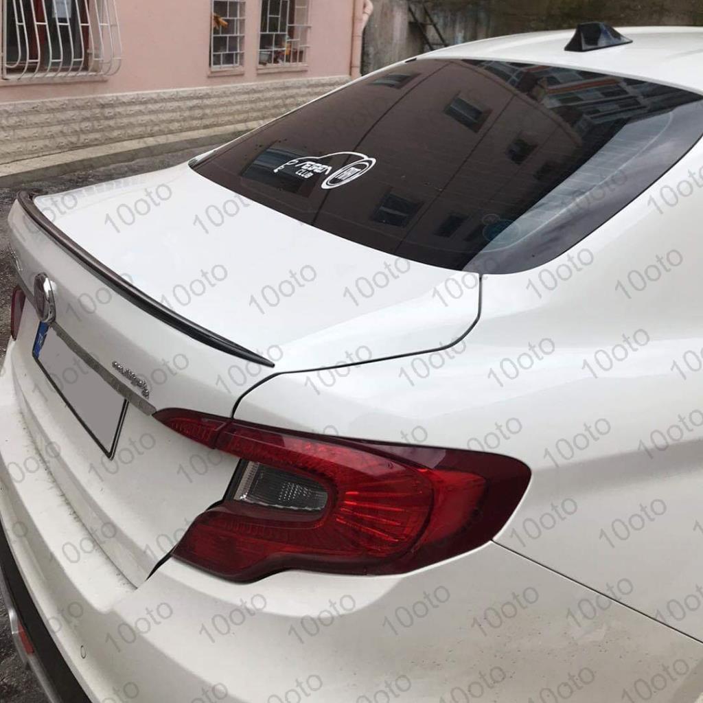 Nero pianoforte, spoiler universale anatomico, rivestimento elastico del cofano del bagagliaio.