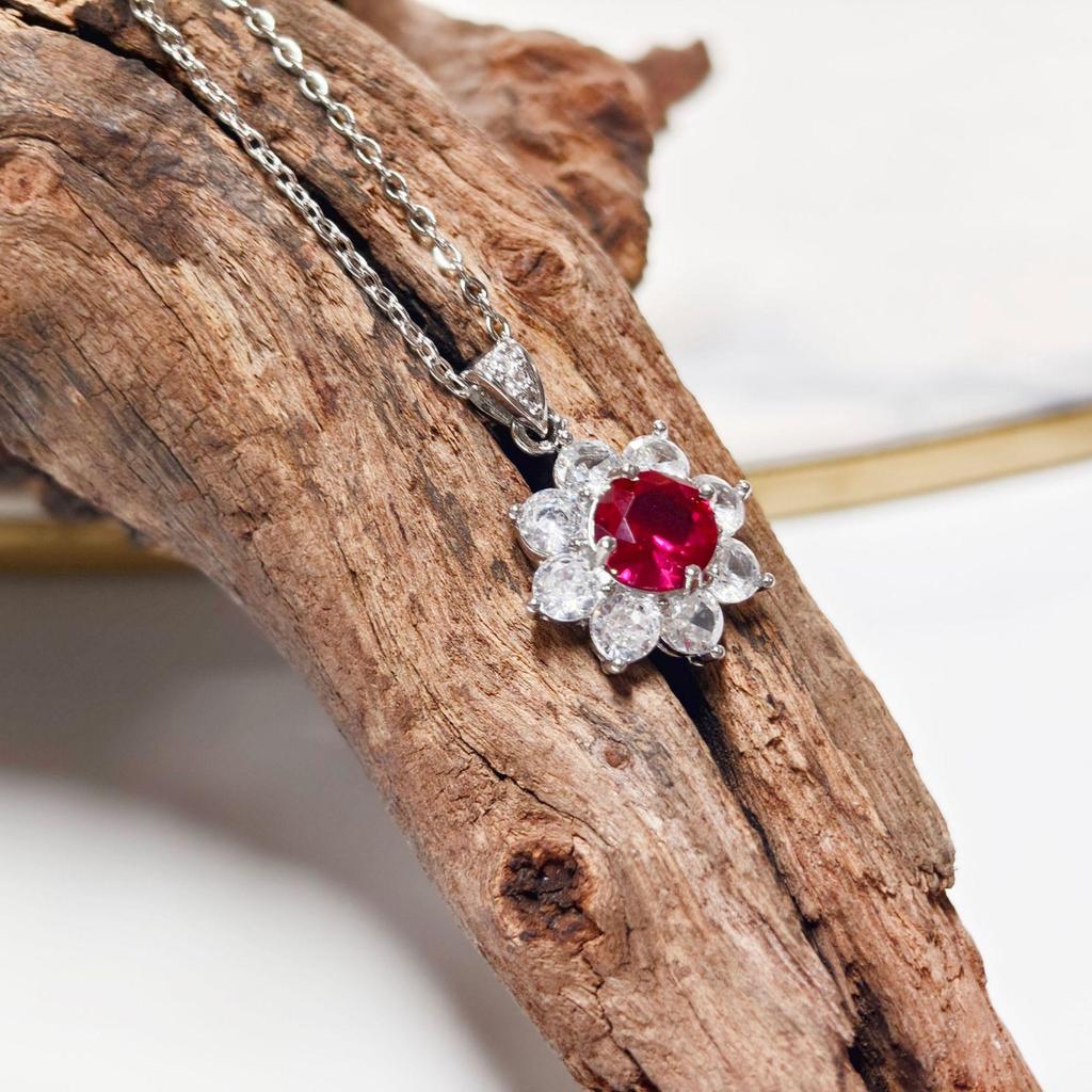 Gesi En Starry Radiance Retro Set: Petal-Inlaid Red Zircon Earrings, Ring & Pendant.