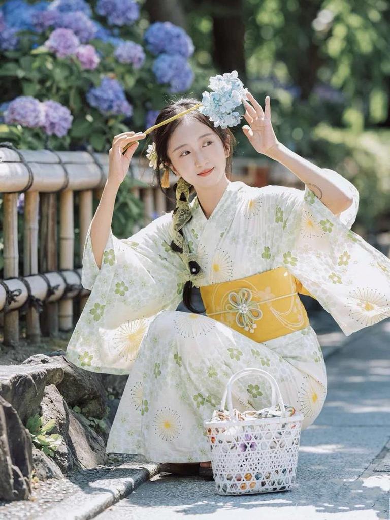 Dámské japonské kimono a yukata šaty pro formální fotografování