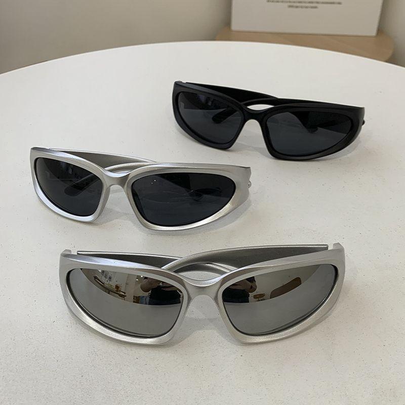 18pcs Unisex Y2K Cyberpunk Cool Black Silver Sunglasses for Men Women Stylish Future Science Lens Cycling Eyewear