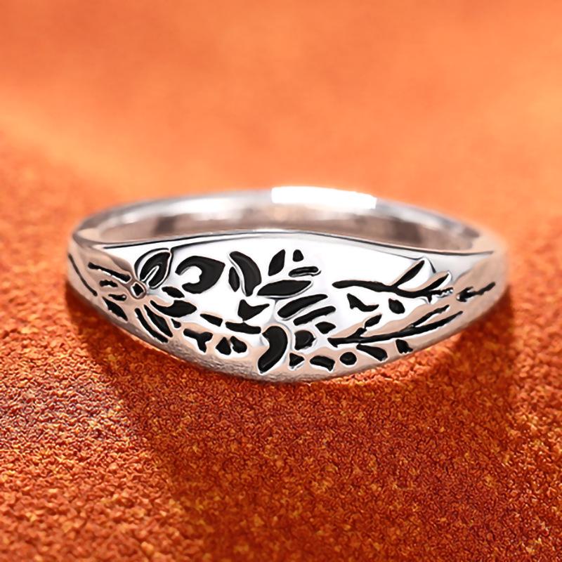 Stylish Floral Ring: Creative Metallic Design for Women