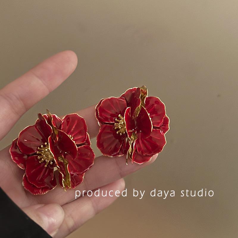 

Red camellia. French retro three-dimensional drip glaze flower earrings exaggerated light luxury high sense niche design fairy temperament