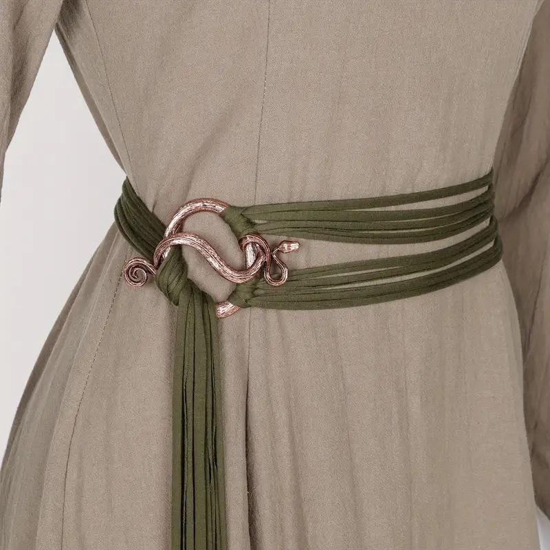 Serpentinenförmiger nordischer mittelalterlich-renaissancezeitlicher Webgürtel mit dekorativer Taillenkette