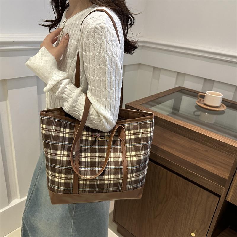 Retro i piękna torba na ramię jesienna moda torba o dużej pojemności damska 2025 nowa tekstura torba typu tote do pracy