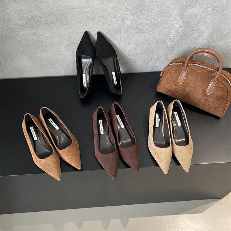 

2025 autumn and winter new Korean version French pointed head simple high sense fashion temperament suede low stiletto single shoes women 39 коричневий