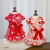 Hundekleid mit roter Schleife Herz-Aufdruck Flatterärmel Rüschensaum Haustier Kostüm Outfit Bekleidung für kleine Hunde Katzen