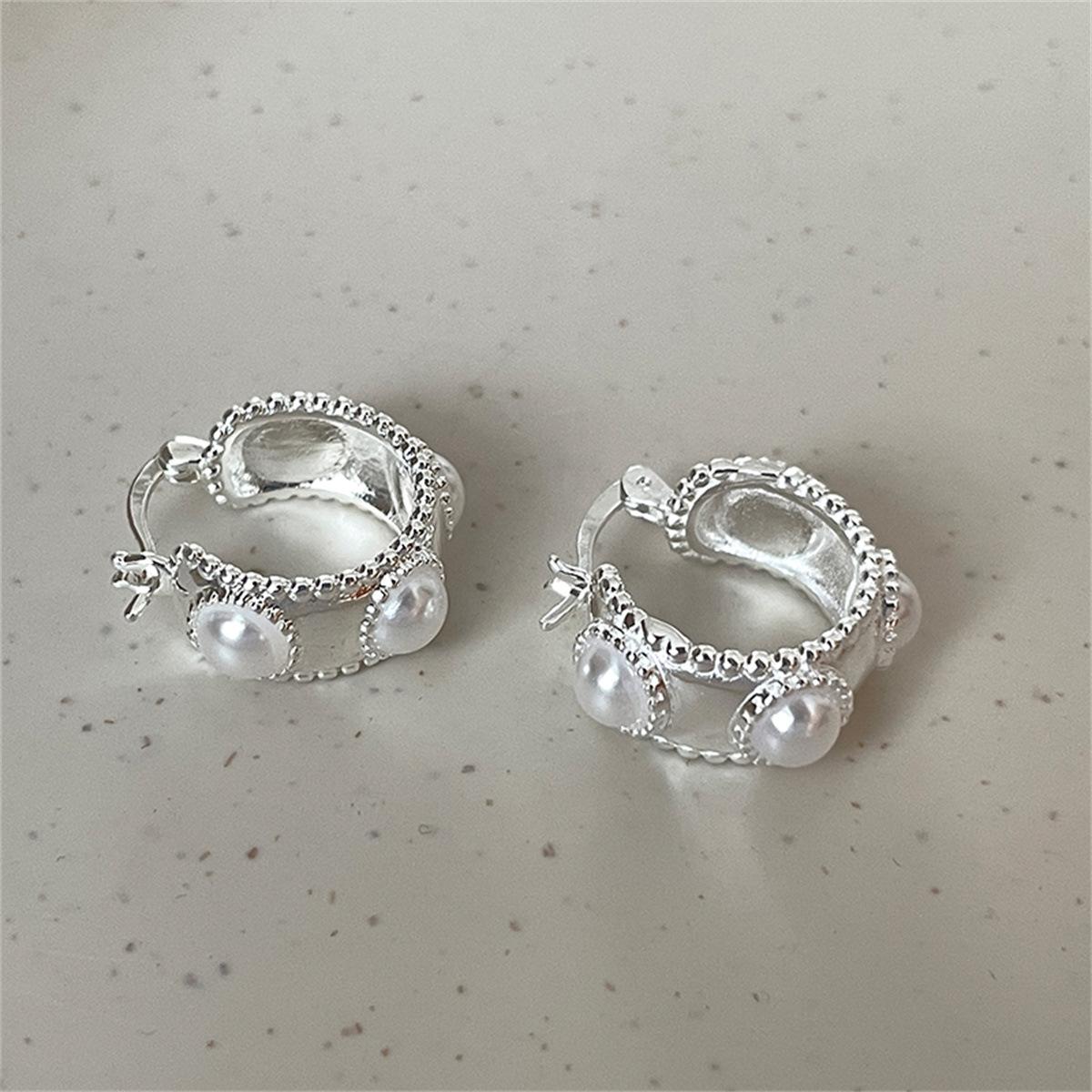 

Простые и изысканные жемчужные серьги женские ins нишевый дизайн чувство высокого класса витой край серебряная игла летние новые серьги-клипсы 925 silver needles