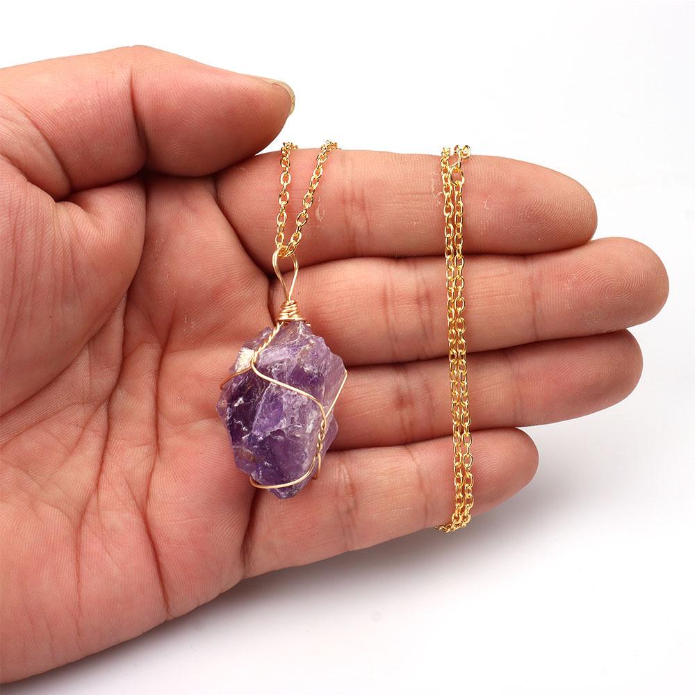 Colier cu pandantiv cu ametist: Piatră brută neregulată cu împletitură din sârmă aurie