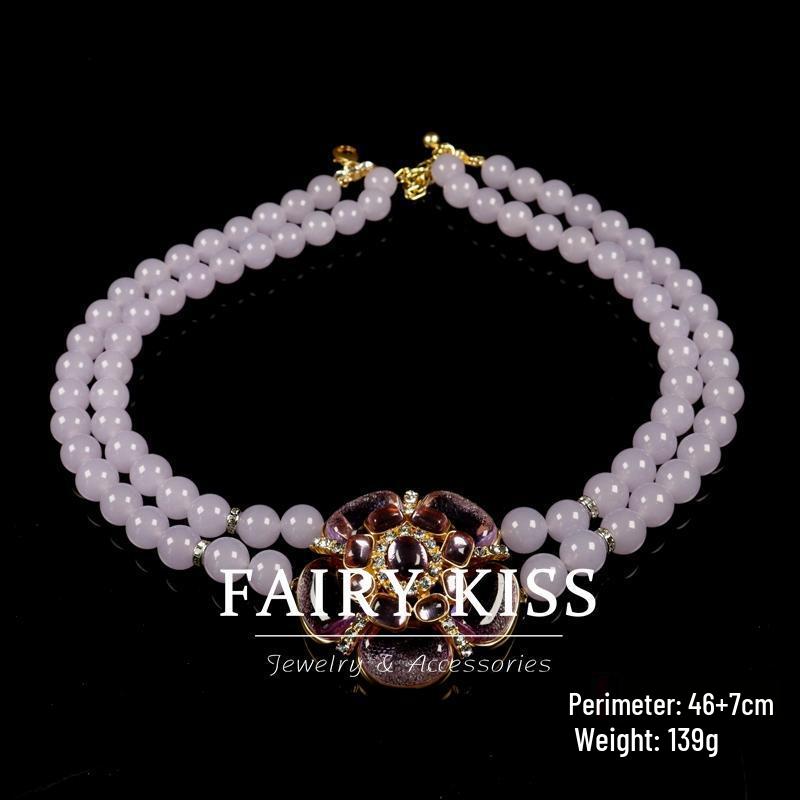 Gebrauchtes lila Schmuckset mit Pfirsichblüten-Motiv, zweilagig: Halskette und Ohrstecker aus 925er Silber im exquisiten Hofstil.