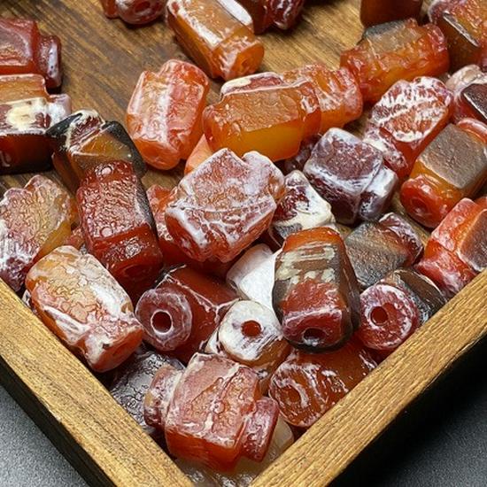 Natürlicher Roter Achat Weiße Haut Altes Buddhistische Perle DIY Zubehör Multi-Schatz-Perlen