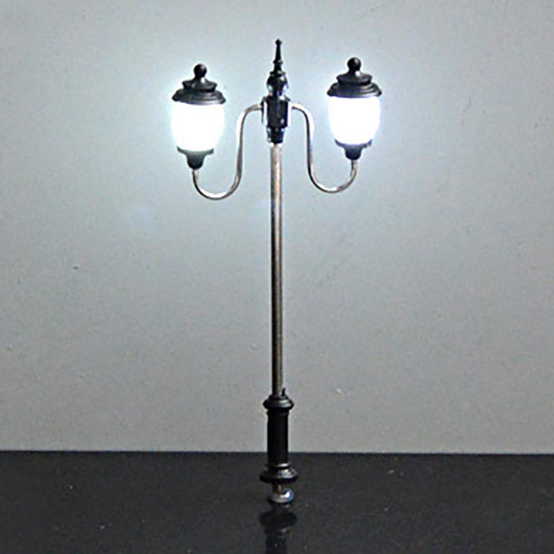 

1Pc Diy Craft Garden Landscape Decoration Micro Metal Street Lamp Road Streetlight Led Double Headed Lighting Miniature Model