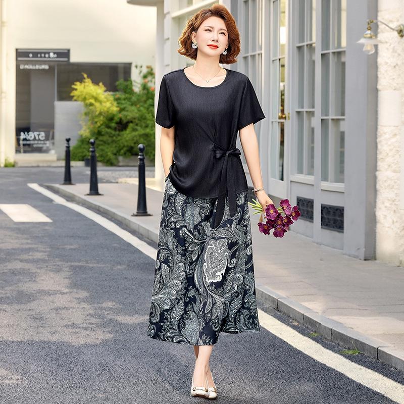 

Chic Summer Two-Piece Set for Mature Women: Plus-Size, Age-Defying Printed Skirt & Short-Sleeved Top 3XL чорний