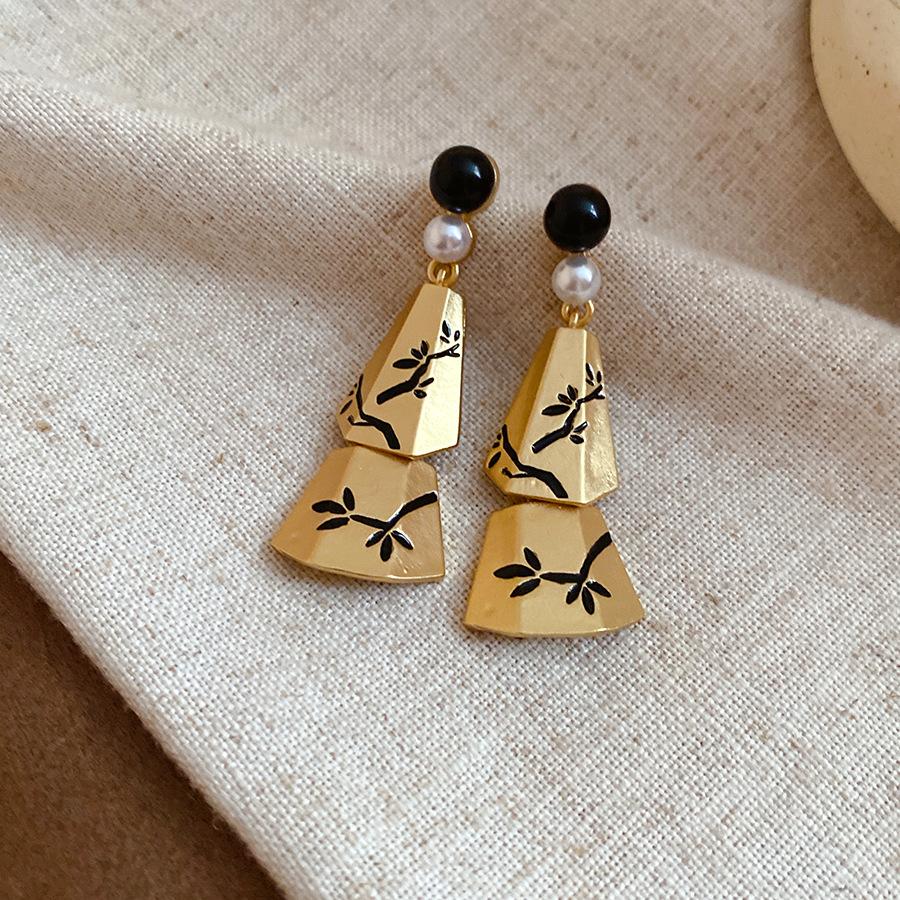 

Silver needle pearl folded branch wind chime fringed stud earrings new Chinese retro court style earrings light luxury high-end earrings