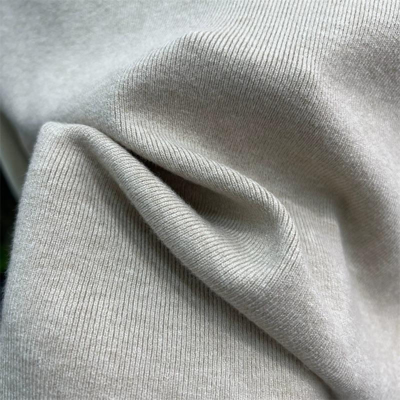 Dámský úzký pletený svetr s motýlkovými rukávy - poloviční vysoký límec, bez rukávů, jaro 2025