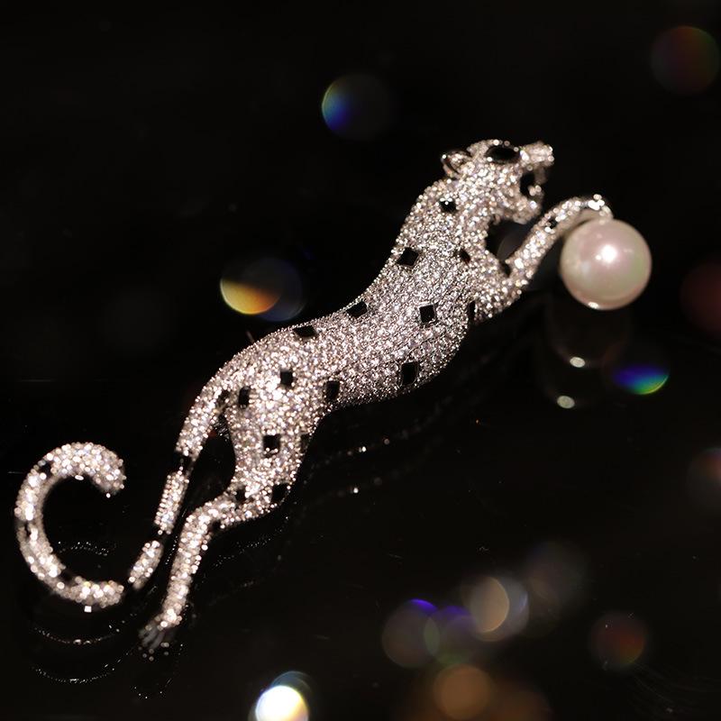 Tian She Luxury Leopard Brooch with Natural Freshwater Pearl for Men