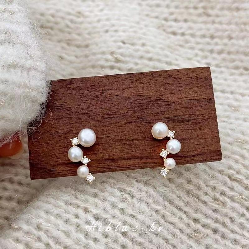 Pearl Stud Earrings - Elegant French Design with Diamond Inlay, Retro Luxury Feel, Exquisite Women s Ear Jewelry
