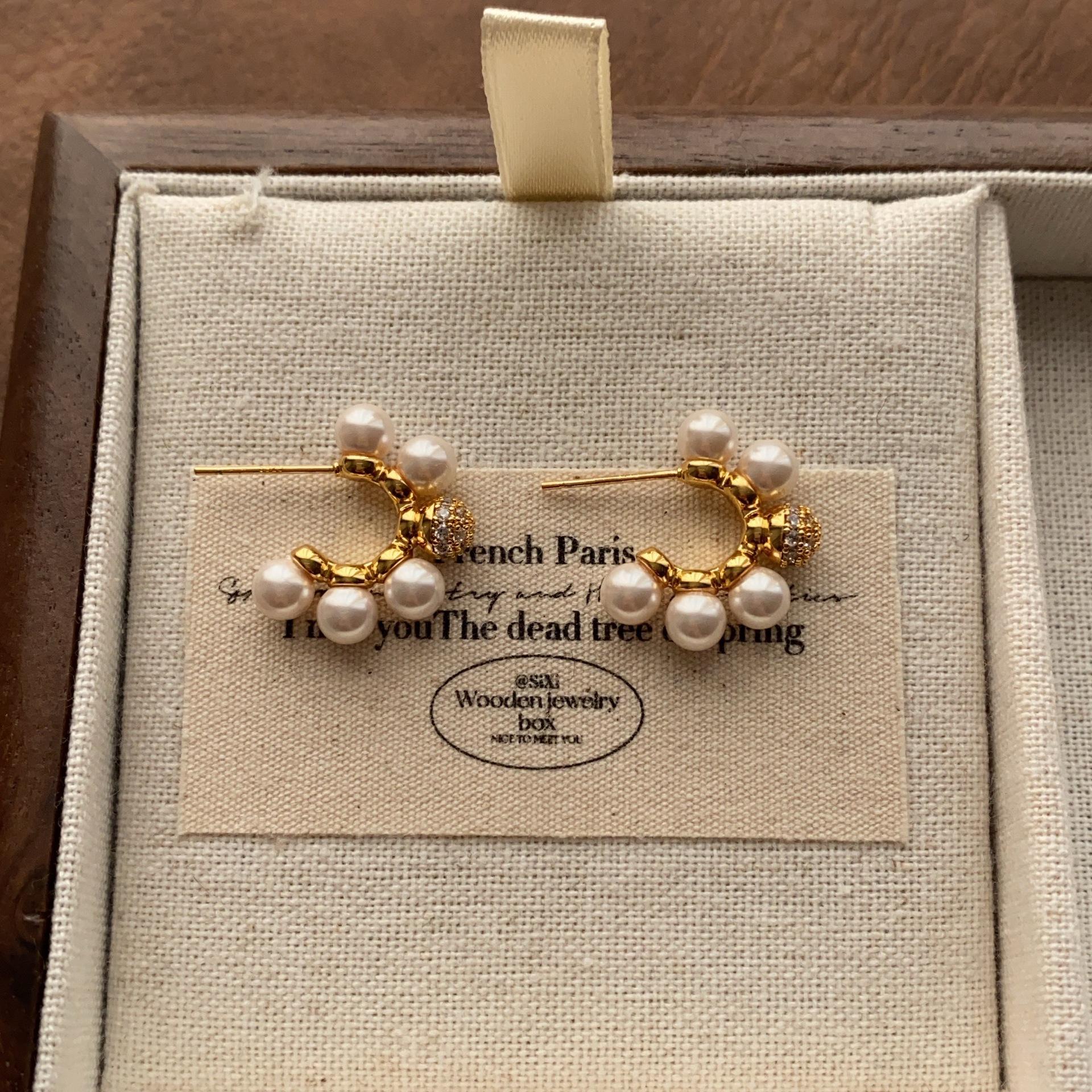 

Classic Ring Pearl Earrings Exquisite Gentle Full Pearl Earrings Elegant Atmosphere Niche Luxury Commuter Earrings