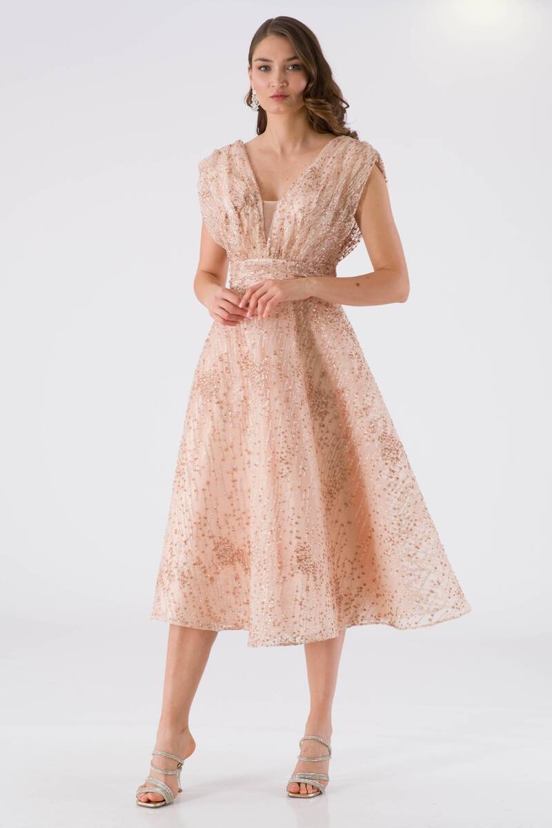 

Пудровое вечернее платье длины миди с вырезом на спине LUPI