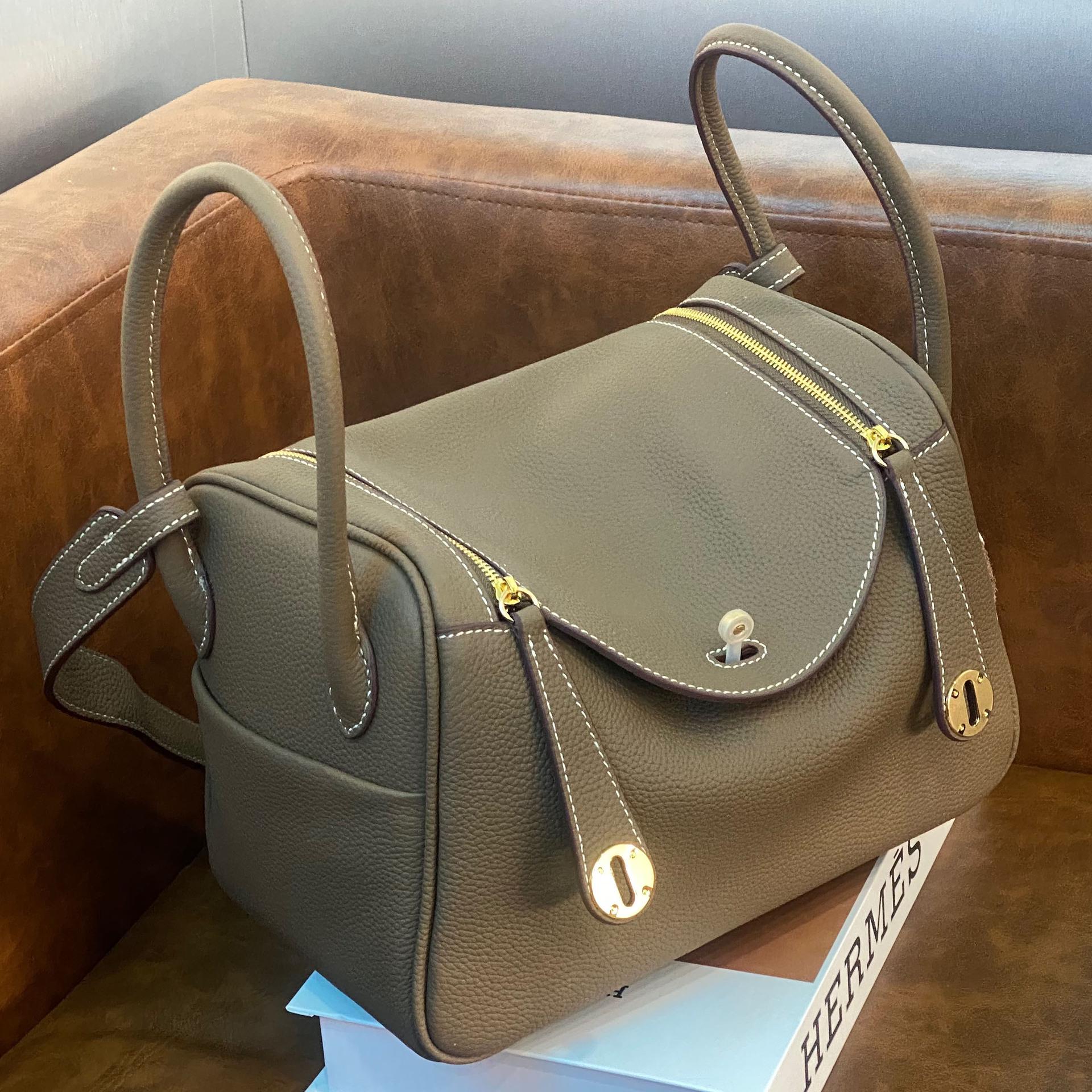 

Женская сумка-доктор Lindy из натуральной кожи - 2022 Lychee Pattern Сумка и сумка через плечо 26cm L x 19cm H x 12cm W