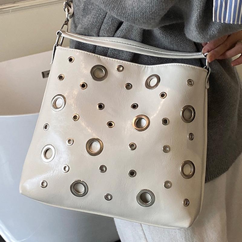 Stilvolle Nische Schultertasche Damen Herbst und Winter neu einfache Tasche Niet Textur Handtasche Damen