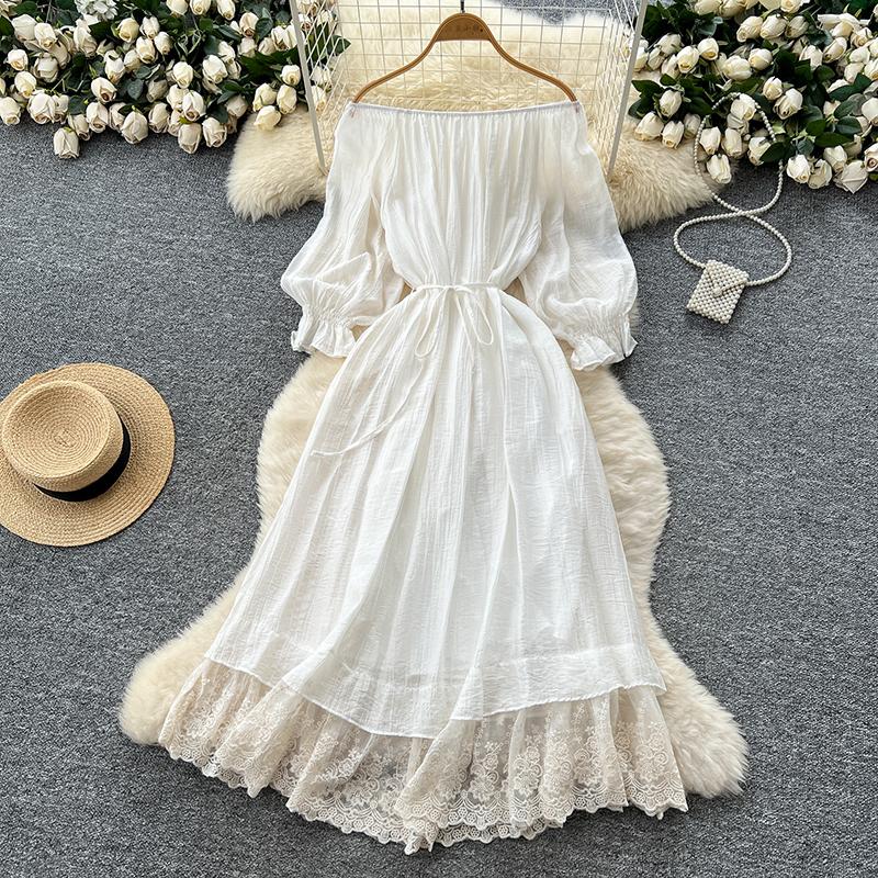 

Милое женское платье с вырезом-лодочкой, длинными рукавами-фонариками, бандажной сборкой на талии, вставками из кружева, свободного А-силуэта One Size белый