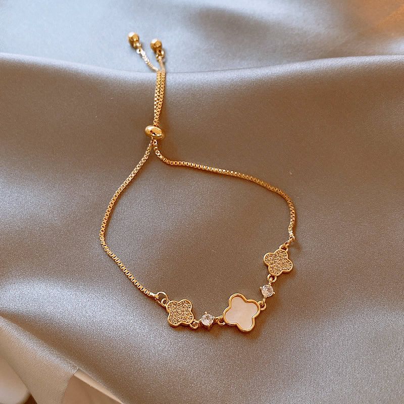 

Доступная роскошь Женский нишевый стиль Модный браслет с четырехлистным клевером Clover