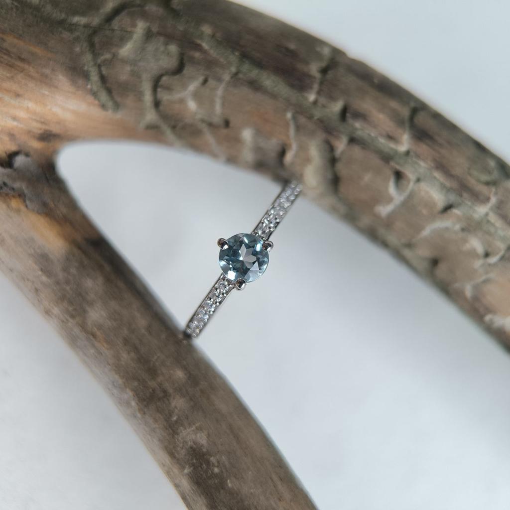 Серебряное кольцо с натуральным топазом 0.749ct, фианитами, вес изделия 1,85 гр (2194545)