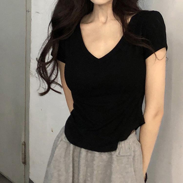 

Лето 2025 г. Женский облегающий топ с V-образным вырезом, короткими рукавами и неровным низом M чёрный