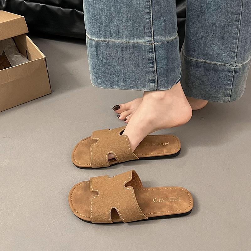 

Крутые тапочки женские летние 2025 новые повседневные плоские нескользящие пляжные сандалии для отпуска ленивая мода шлепанцы на одно слово 40