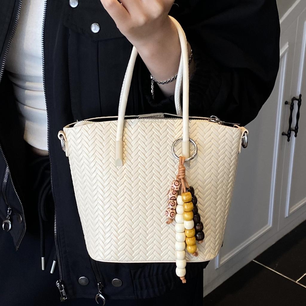 Retro niche woven pattern bag women's 2025 new fashion versatile messenger bag exquisite super fire portable small bag