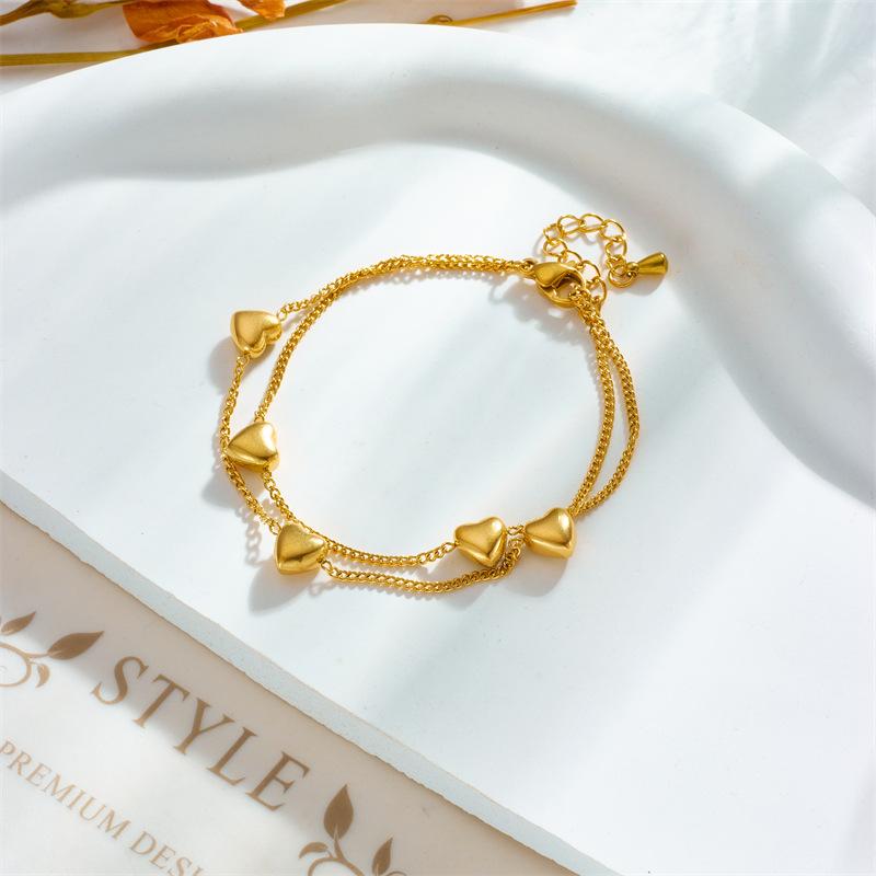 Stylish and unique design, double-layer chain heart-shaped bracelet, simple, versatile, and sophisticated for everyday wear, made of titanium steel.