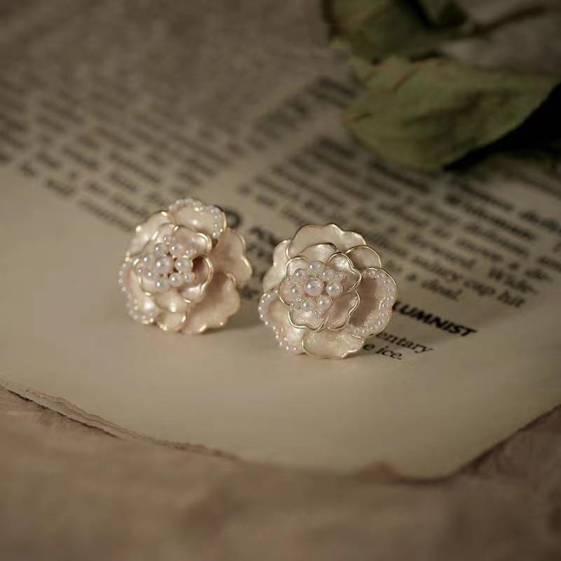 JMXD Französische Perlen Kamelienblüten Ohrstecker Leichter Luxus Grüner Tee Thema Einzigartig Elegant für Damen Modischer Schmuck
