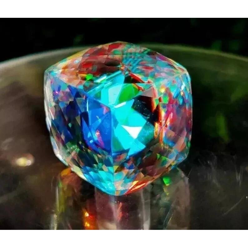 Quarzo Mistico Naturale Colore Arcobaleno Taglio Cubico 200+ Carati Splendida Gemma