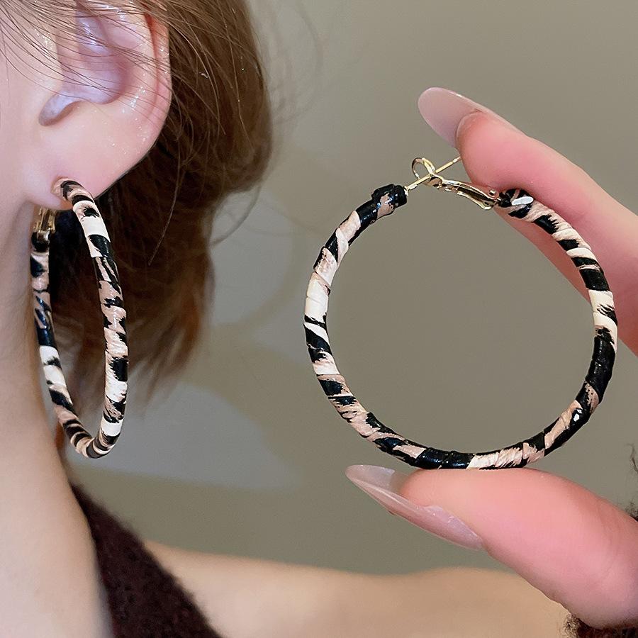 Silbernadel Harzleder Leopardenmuster Geometrisch Rund Blume Ohrringe Herbst und Winter Stecker Nische High-End Ohrringe Frauen