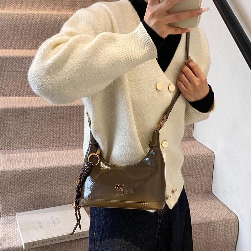 

Женская сумка-мессенджер с фактурной отделкой и ручным ремешком 2024 года на осень/зиму belt pendant оливковое зеленый